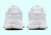 chaussure de running Nike Vomero 5 Surfaces In “Triple White” , blanc ,  semelle légère et confortable , vue de derrière