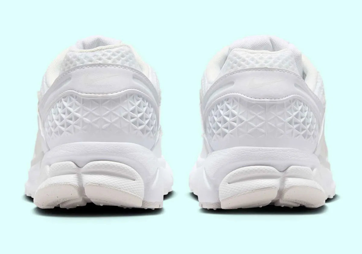 chaussure de running Nike Vomero 5 Surfaces In “Triple White” , blanc ,  semelle légère et confortable , vue de derrière