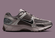  Chaussure de running Nike Zoom Vomero 5 A Ma Maniere Had , semelle légère et confortable , vue de profil