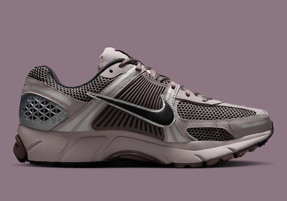  Chaussure de running Nike Zoom Vomero 5 A Ma Maniere Had , semelle légère et confortable , vue de profil