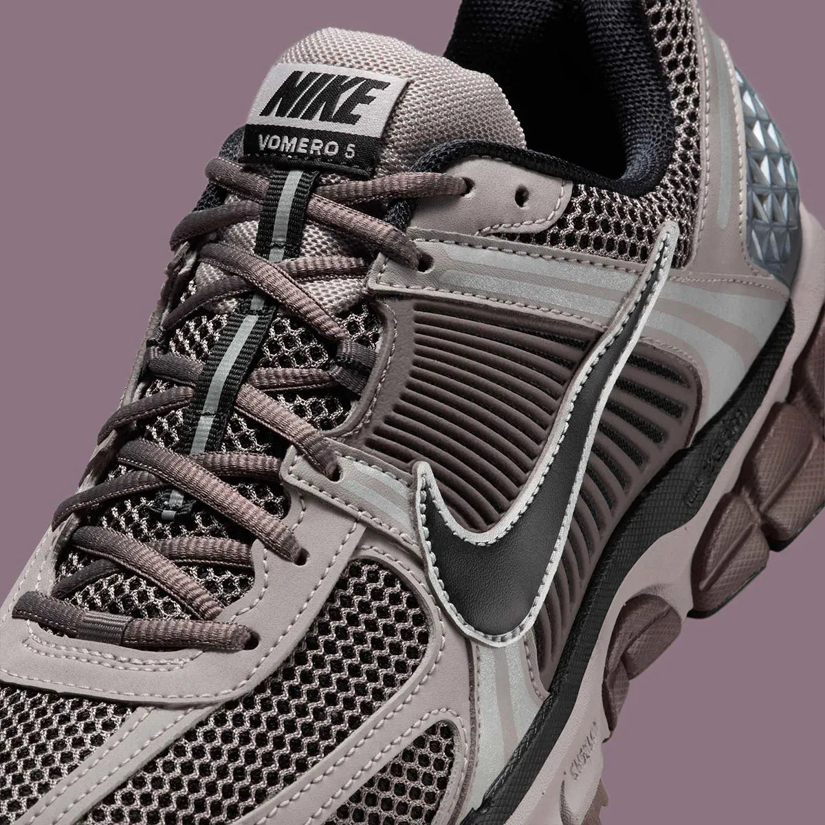  Chaussure de running Nike Zoom Vomero 5 A Ma Maniere Had , semelle légère et confortable , vue de coté