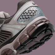  Chaussure de running Nike Zoom Vomero 5 A Ma Maniere Had , semelle légère et confortable , vue de coté