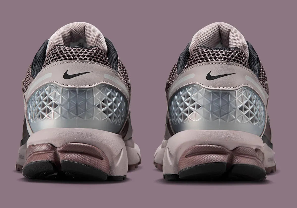  Chaussure de running Nike Zoom Vomero 5 A Ma Maniere Had , semelle légère et confortable , vue de derrière
