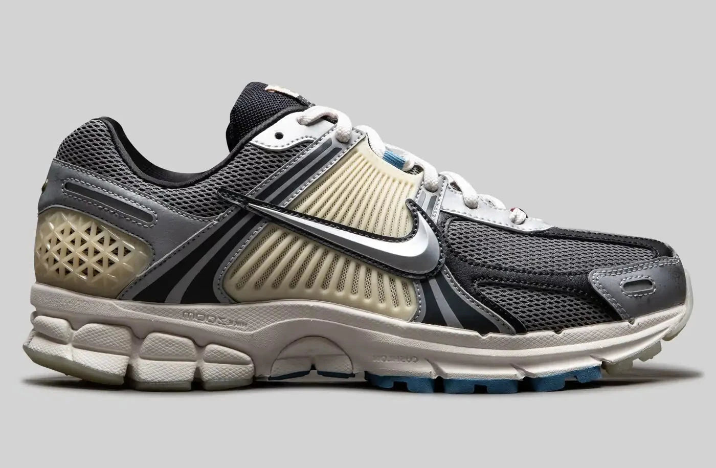 Nike Zoom Vomero 5 Cheung Ka Long Don't Lose Your Way bleu blanc marron gris beige blanc 