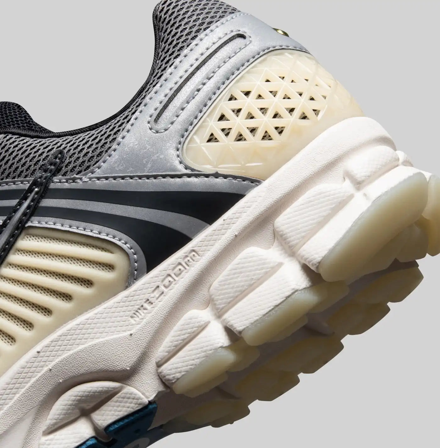 Nike Zoom Vomero 5 Cheung Ka Long Don't Lose Your Way bleu blanc marron gris beige blanc 