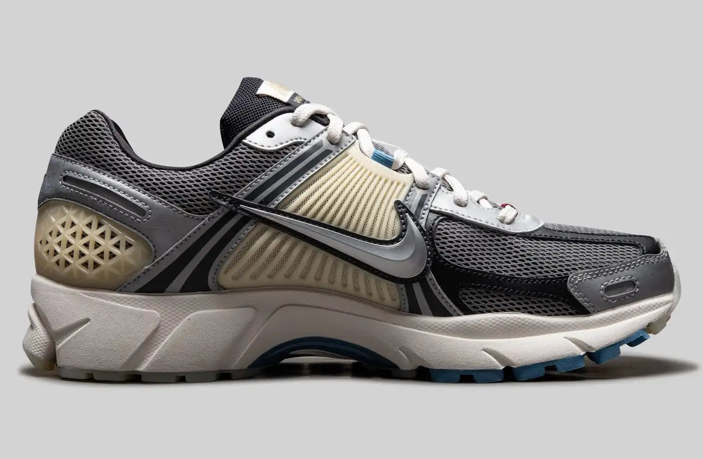 Nike Zoom Vomero 5 Cheung Ka Long Don't Lose Your Way bleu blanc marron gris beige blanc 