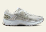 Chaussure de running Nike Zoom Vomero 5 Cleans Up In , semelle légère et confortable , vue de profil