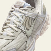 Chaussure de running Nike Zoom Vomero 5 Cleans Up In , semelle légère et confortable , vue de coté