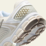 Chaussure de running Nike Zoom Vomero 5 Cleans Up In , semelle légère et confortable , vue de coté