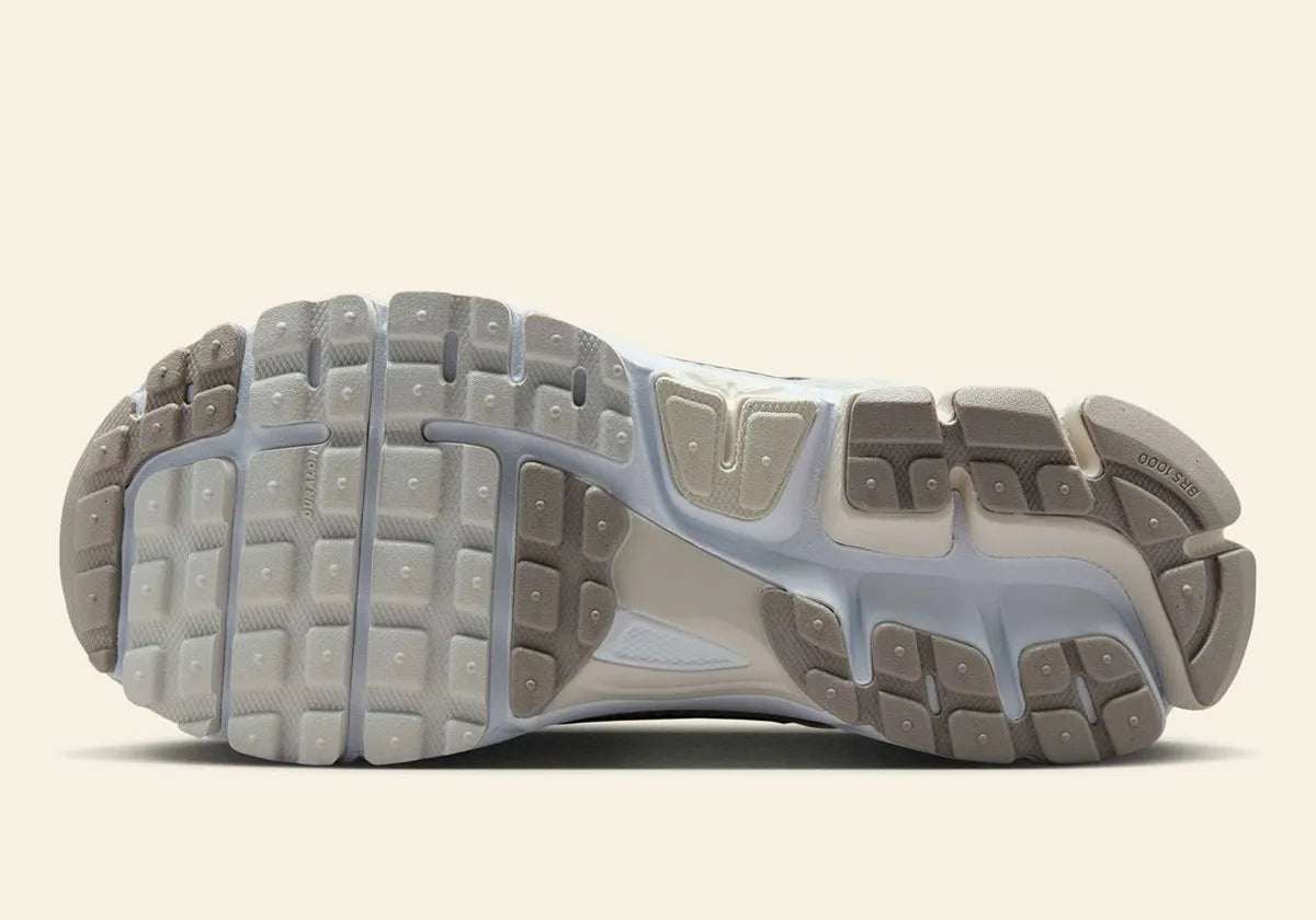 Chaussure de running Nike Zoom Vomero 5 Cleans Up In , semelle légère et confortable , vue du dessous