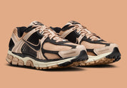  chaussure de running Nike Zoom Vomero 5 Embraces Workwear Aesthetics , semelle légère et confortable , vue de coté