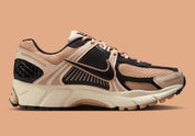  chaussure de running Nike Zoom Vomero 5 Embraces Workwear Aesthetics , semelle légère et confortable , vue de profil