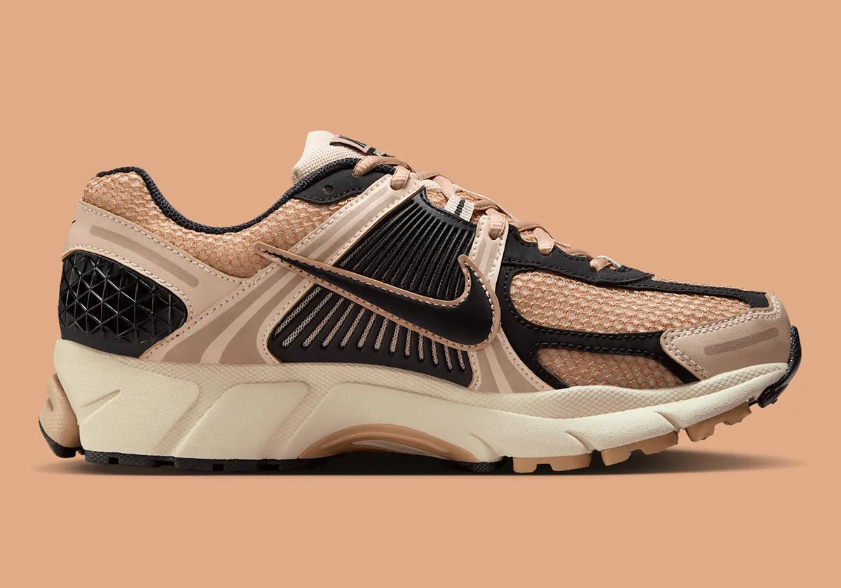  chaussure de running Nike Zoom Vomero 5 Embraces Workwear Aesthetics , semelle légère et confortable , vue de profil