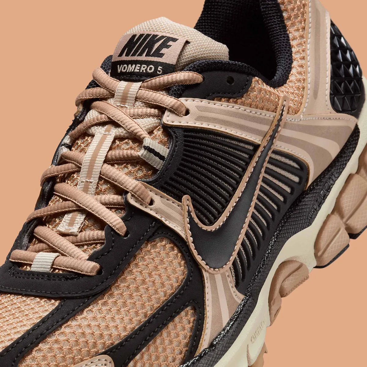  chaussure de running Nike Zoom Vomero 5 Embraces Workwear Aesthetics , semelle légère et confortable , vue de coté