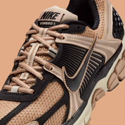  chaussure de running Nike Zoom Vomero 5 Embraces Workwear Aesthetics , semelle légère et confortable , vue de coté