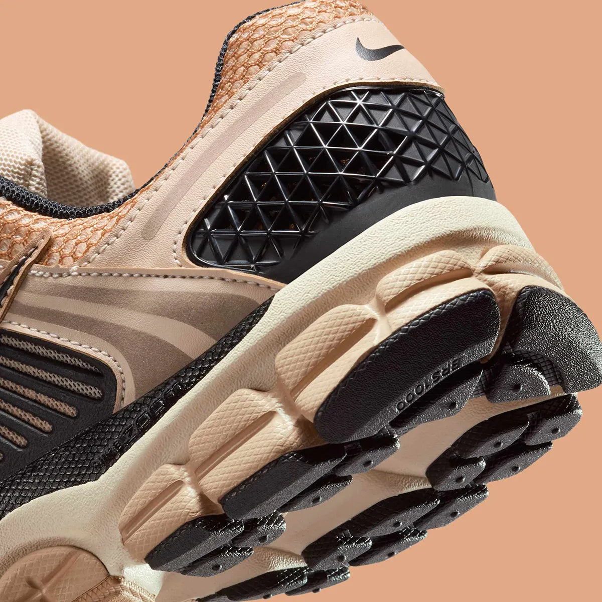  chaussure de running Nike Zoom Vomero 5 Embraces Workwear Aesthetics , semelle légère et confortable , vue de coté
