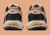  chaussure de running Nike Zoom Vomero 5 Embraces Workwear Aesthetics , semelle légère et confortable , vue de derrière