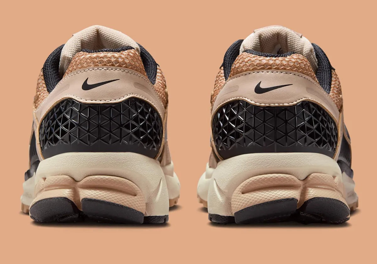  chaussure de running Nike Zoom Vomero 5 Embraces Workwear Aesthetics , semelle légère et confortable , vue de derrière