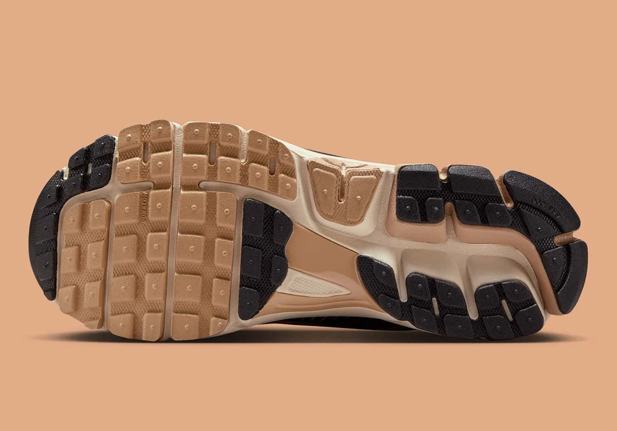  chaussure de running Nike Zoom Vomero 5 Embraces Workwear Aesthetics , semelle légère et confortable , vue de dessous