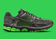 chaussure de running lNike Zoom Vomero 5 Gets Slimy In “Green Strike” , marron , vert , semelle légère et confortable , vue de profil