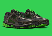 chaussure de running lNike Zoom Vomero 5 Gets Slimy In “Green Strike” , marron , vert , semelle légère et confortable , vue de coté