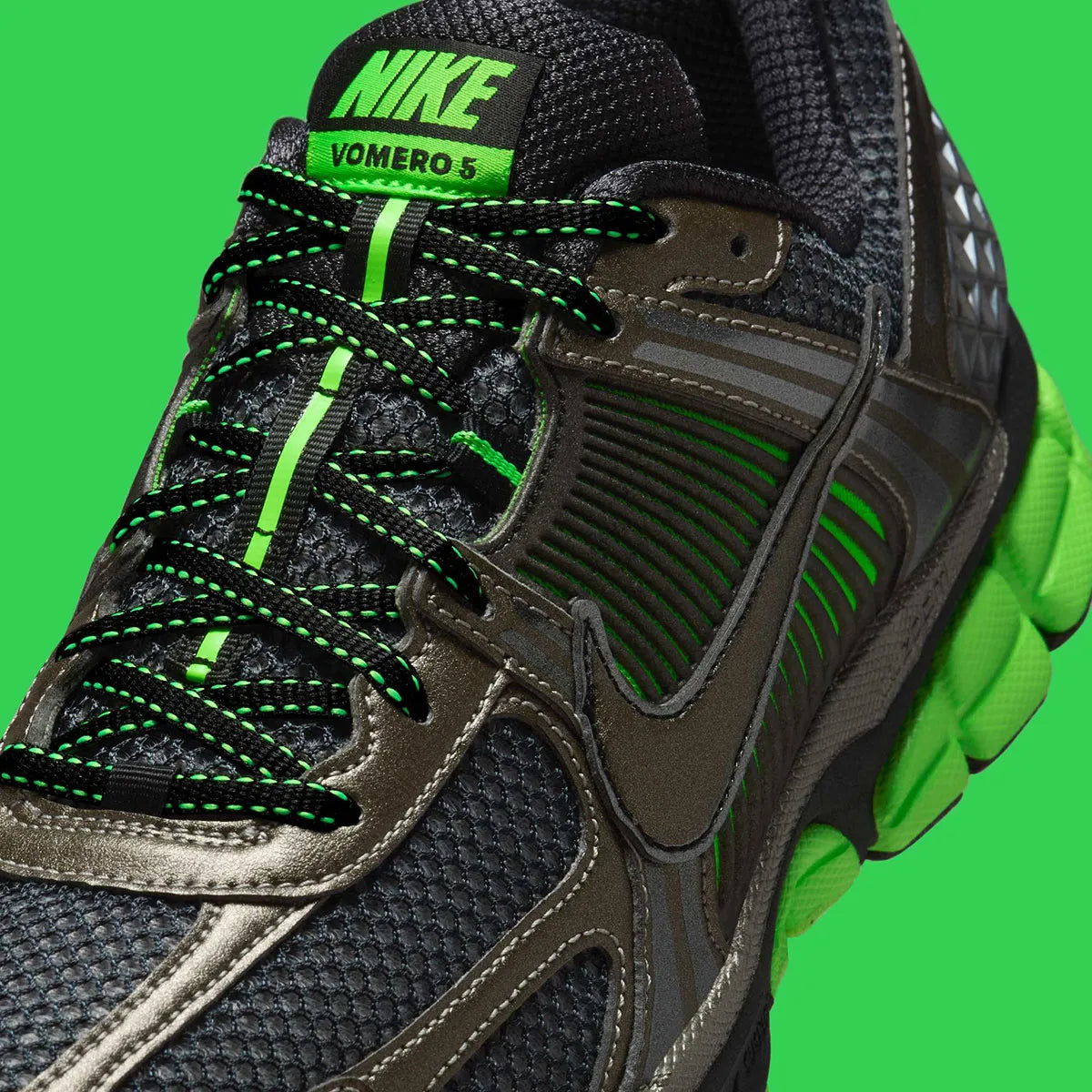 chaussure de running lNike Zoom Vomero 5 Gets Slimy In “Green Strike” , marron , vert , semelle légère et confortable , vue de coté