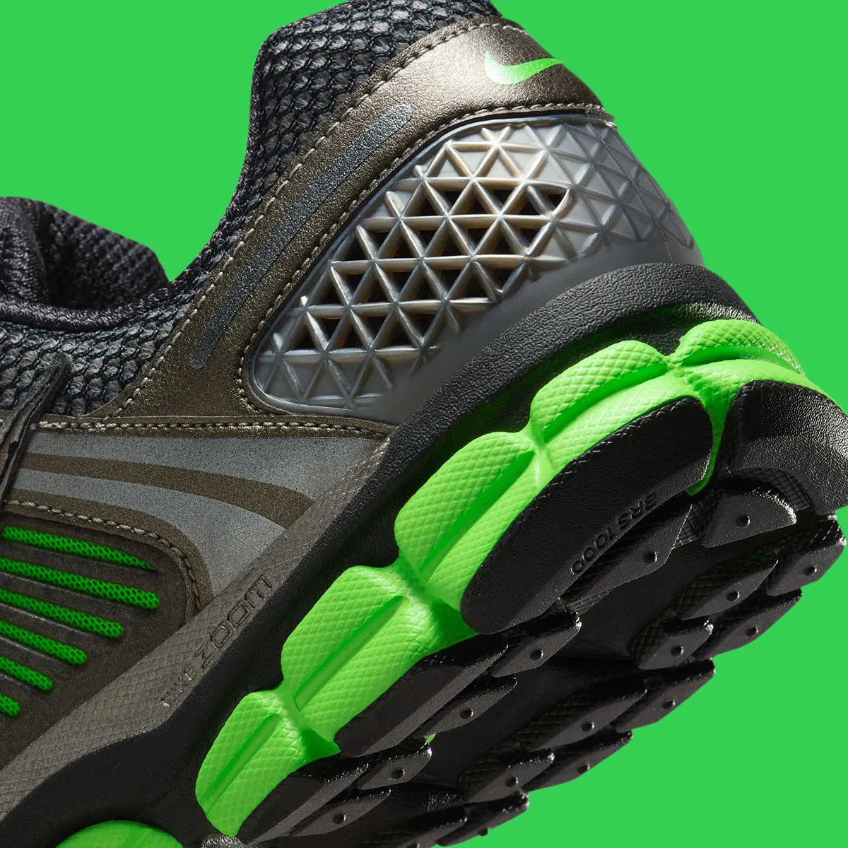 chaussure de running lNike Zoom Vomero 5 Gets Slimy In “Green Strike” , marron , vert , semelle légère et confortable , vue de coté