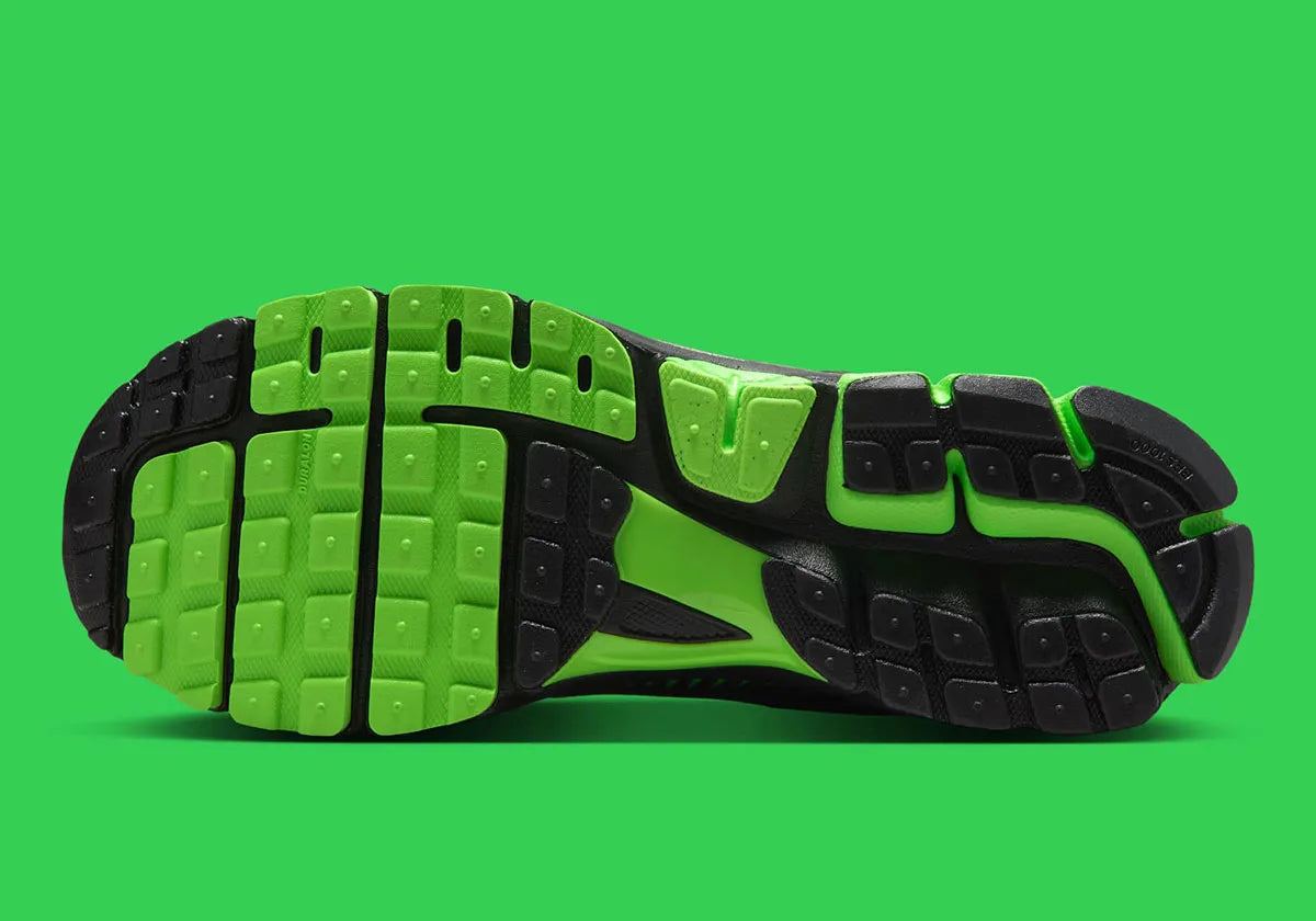 chaussure de running lNike Zoom Vomero 5 Gets Slimy In “Green Strike” , marron , vert , semelle légère et confortable , vue du dessous