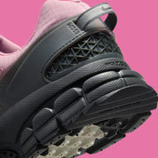Nike Zoom Vomero 5 Roam Elemental Rose Anthracite rose noir lacet