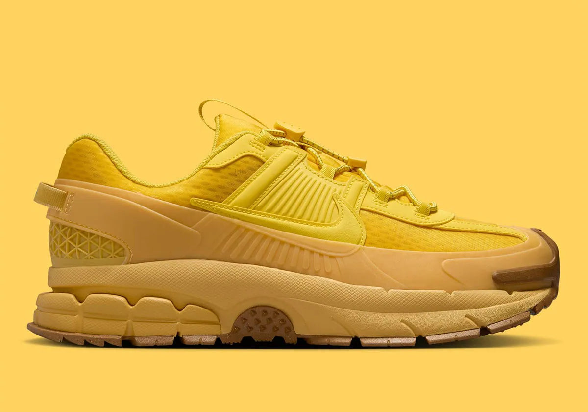 Chaussure de running Nike Zoom Vomero 5 Roam Strikes Lightning , jaune , marron , semelle légère et confortable , vue de profil