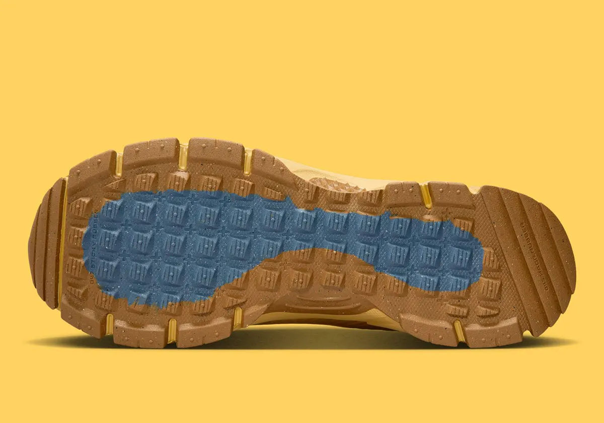 Chaussure de running Nike Zoom Vomero 5 Roam Strikes Lightning , jaune , marron , semelle légère et confortable , vue du dessous