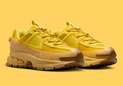 Chaussure de running Nike Zoom Vomero 5 Roam Strikes Lightning , jaune , marron , semelle légère et confortable , vue de coté