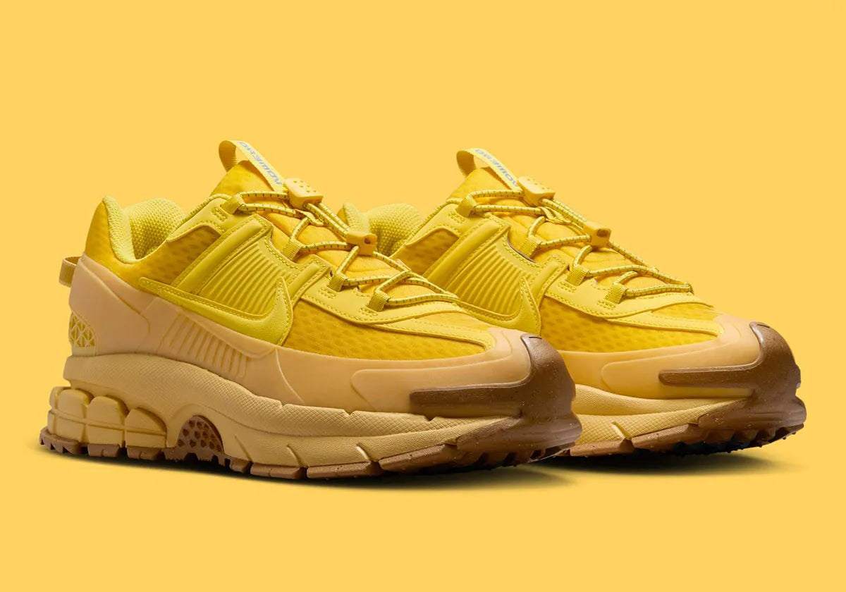 Chaussure de running Nike Zoom Vomero 5 Roam Strikes Lightning , jaune , marron , semelle légère et confortable , vue de coté