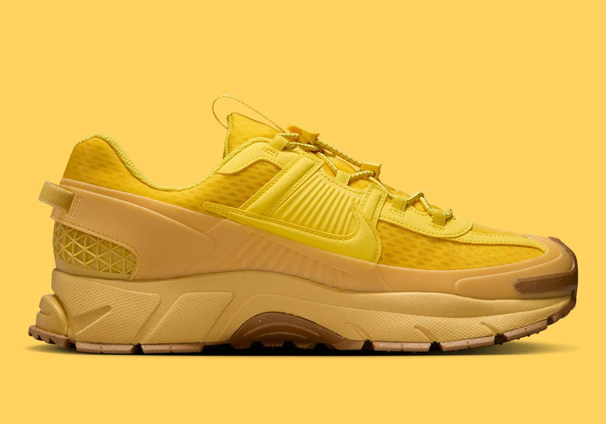 Chaussure de running Nike Zoom Vomero 5 Roam Strikes Lightning , jaune , marron , semelle légère et confortable , vue de profil