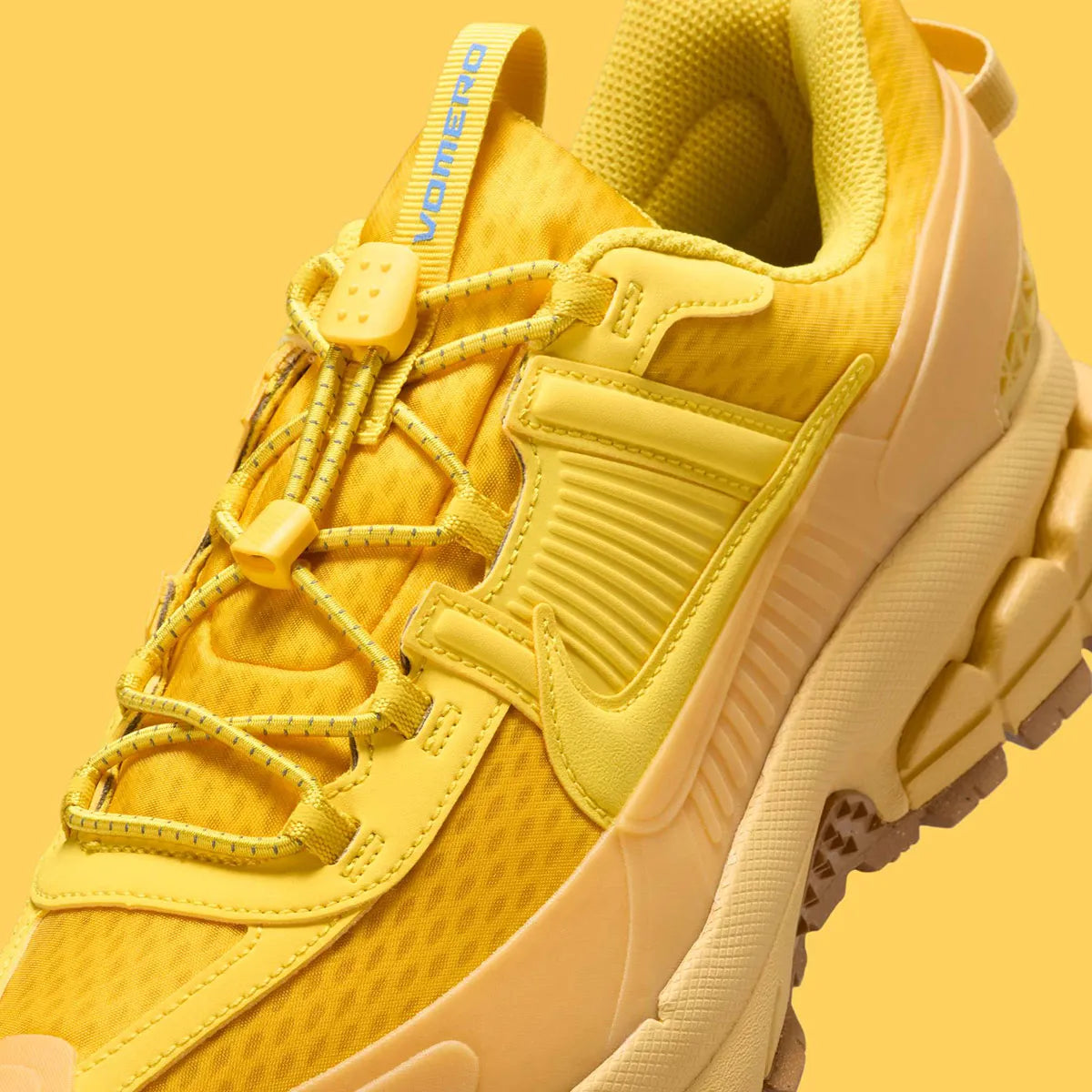 Chaussure de running Nike Zoom Vomero 5 Roam Strikes Lightning , jaune , marron , semelle légère et confortable , vue de coté