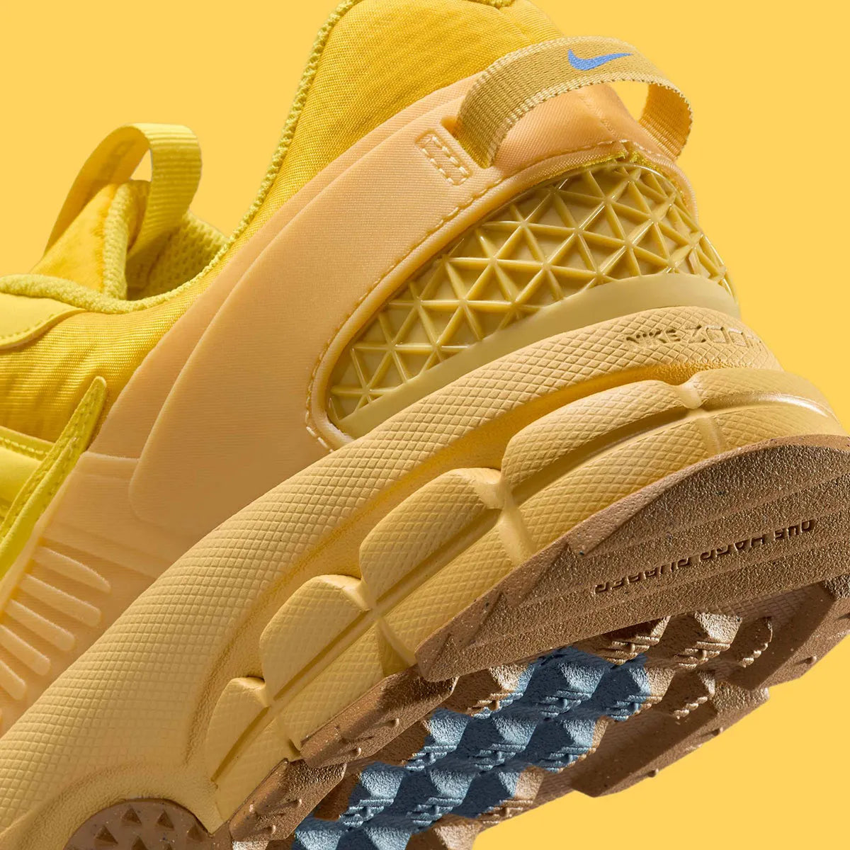 Chaussure de running Nike Zoom Vomero 5 Roam Strikes Lightning , jaune , marron , semelle légère et confortable , vue de coté
