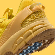 Chaussure de running Nike Zoom Vomero 5 Roam Strikes Lightning , jaune , marron , semelle légère et confortable , vue de coté