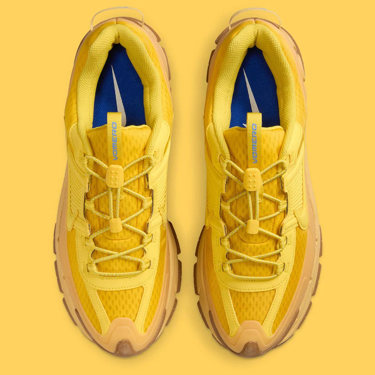 Chaussure de running Nike Zoom Vomero 5 Roam Strikes Lightning , jaune , marron , semelle légère et confortable , vue de haut