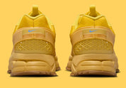 Chaussure de running Nike Zoom Vomero 5 Roam Strikes Lightning , jaune , marron , semelle légère et confortable , vue de derrière