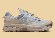 Chaussure de running Nike Zoom Vomero 5 Roam Strikes Lightning , jaune , marron , semelle légère et confortable , vue de profil