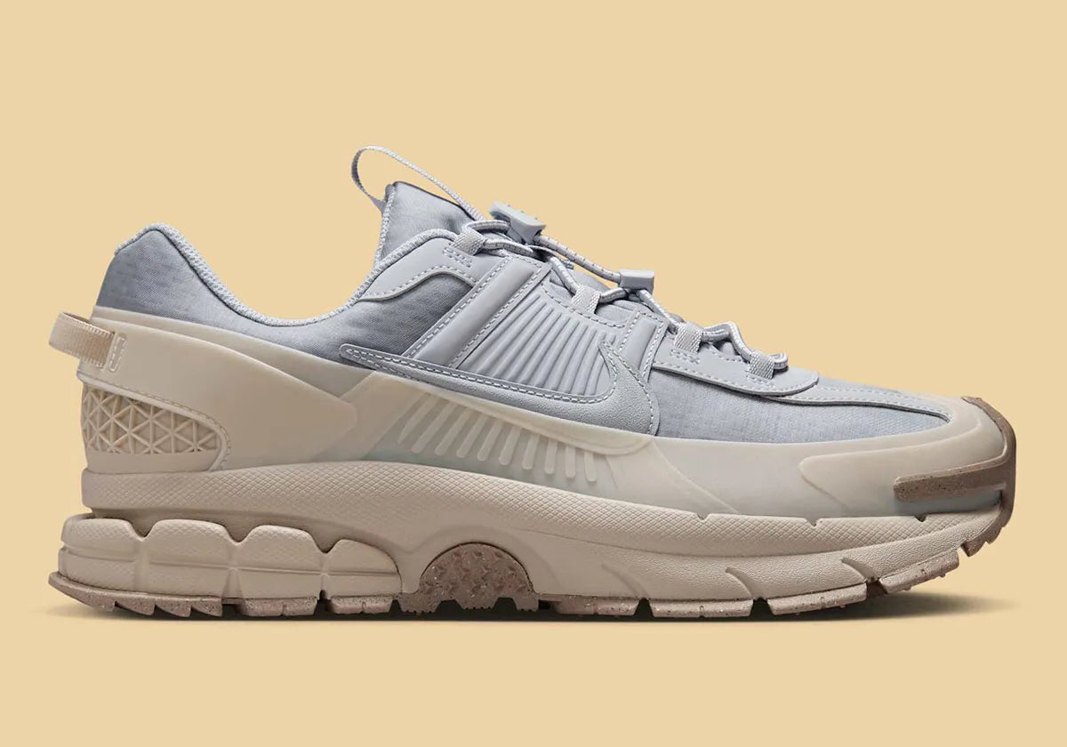 Chaussure de running Nike Zoom Vomero 5 Roam Strikes Lightning , jaune , marron , semelle légère et confortable , vue de profil