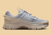 Chaussure de running Nike Zoom Vomero 5 Roam Strikes Lightning , jaune , marron , semelle légère et confortable , vue de profil