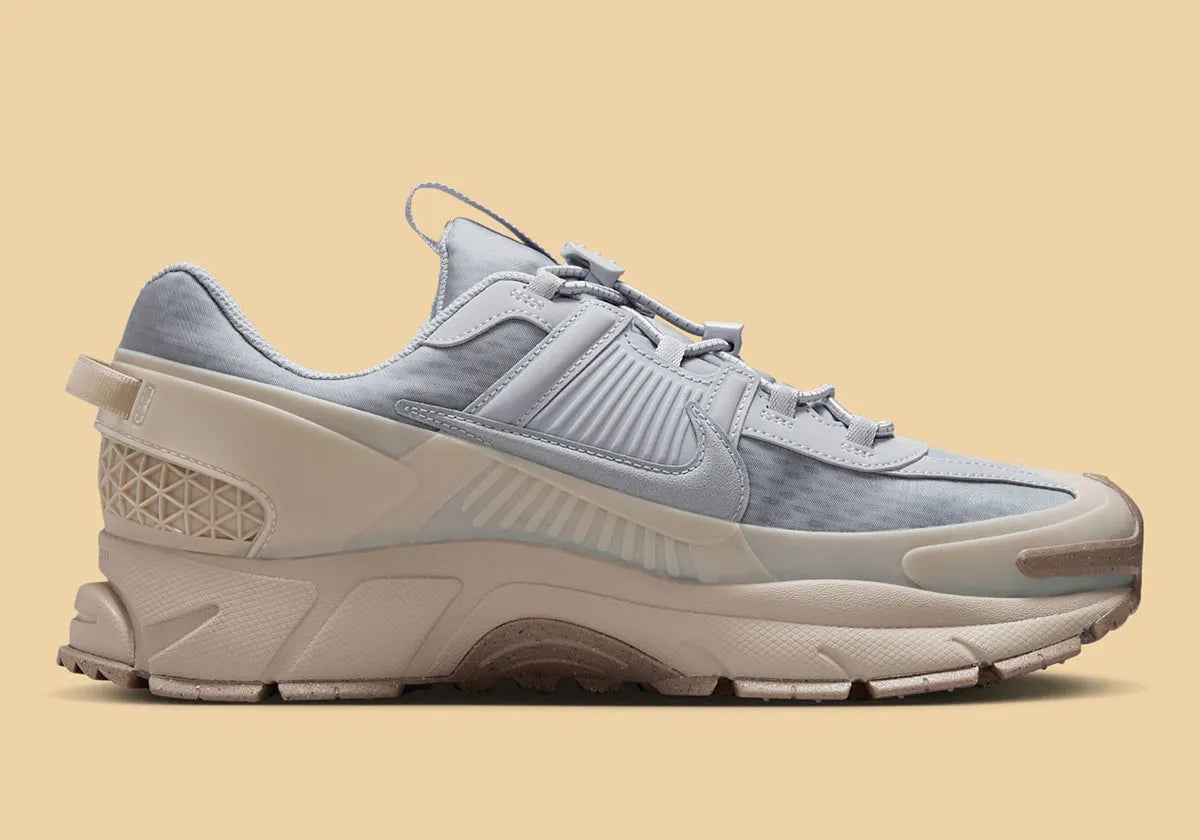 Chaussure de running Nike Zoom Vomero 5 Roam Strikes Lightning , jaune , marron , semelle légère et confortable , vue de profil