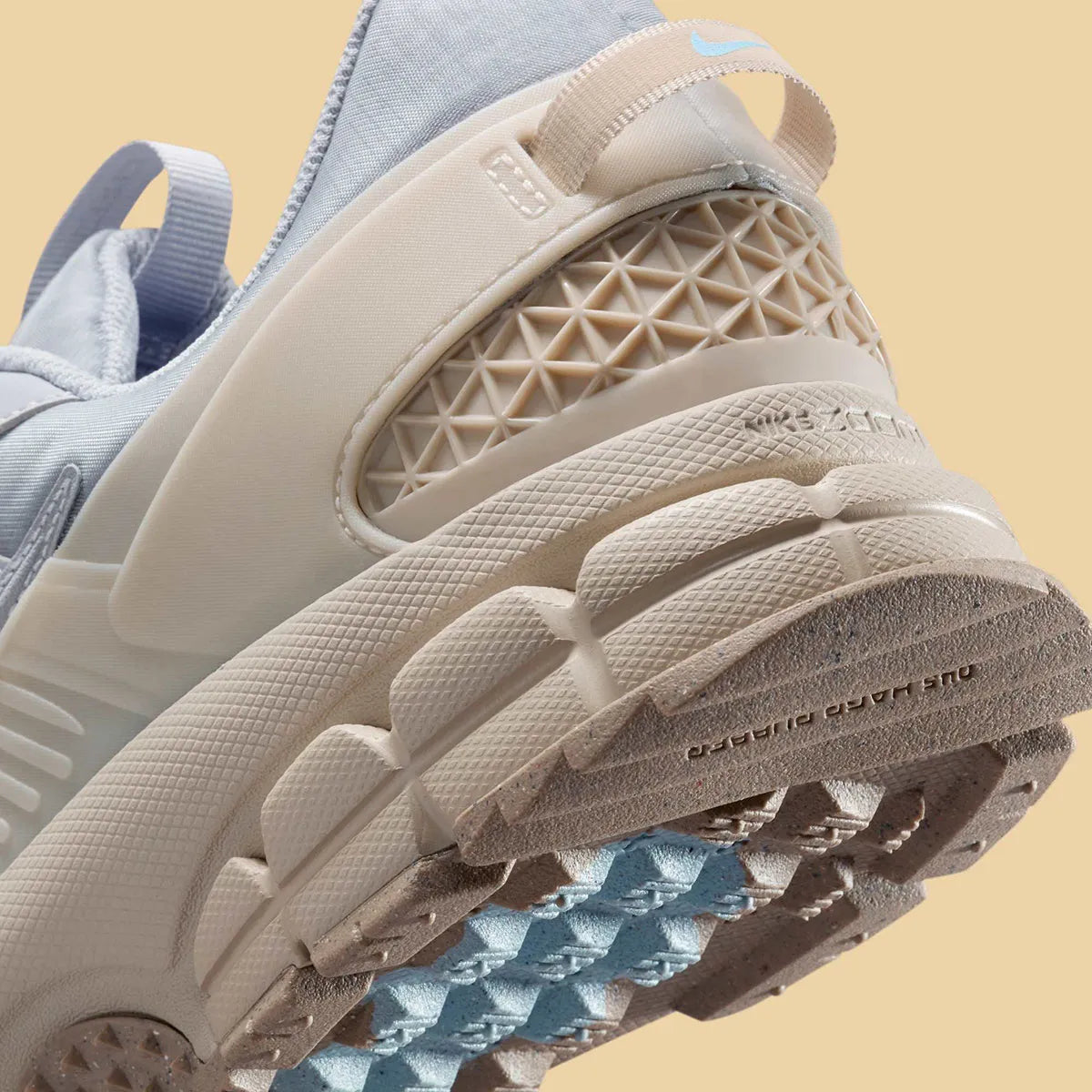 Chaussure de running Nike Zoom Vomero 5 Roam Strikes Lightning , jaune , marron , semelle légère et confortable , vue de coté