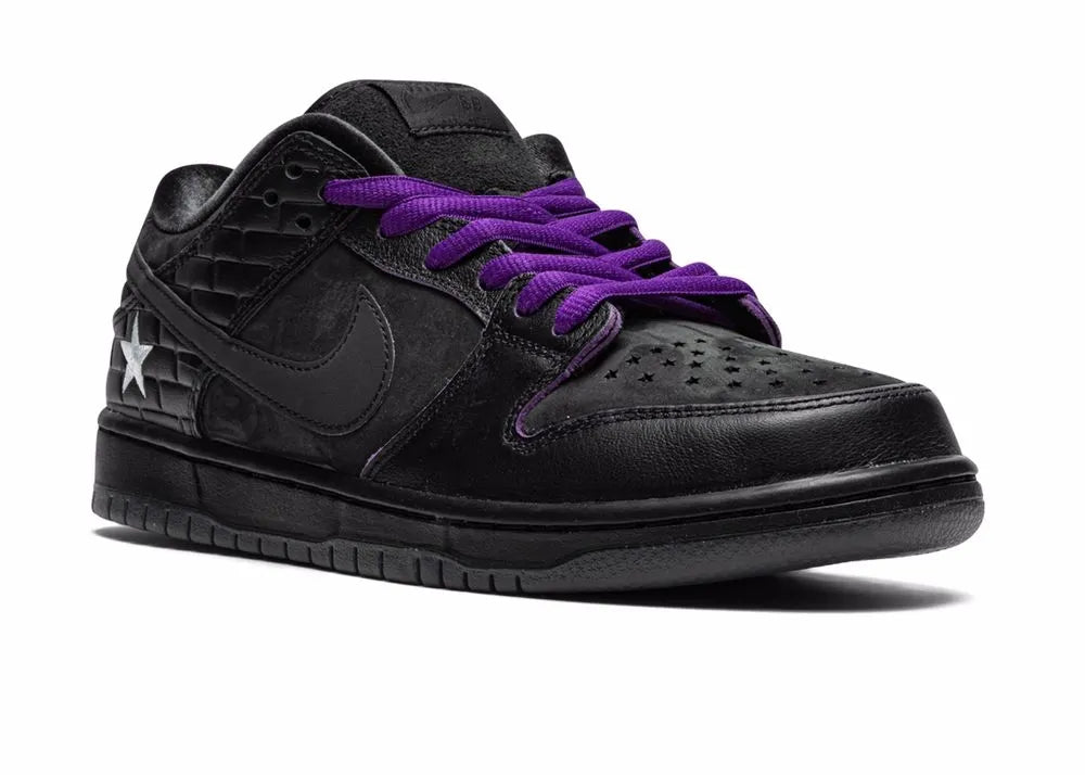 Sneakers Nike SB Dunk Low Familia First Avenue en cuir premium avec empiècements texturés, coloris urbain contrasté et confort skate performant vue de 3/4 face. 