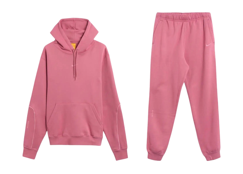 Nike x Drake NOCTA NRG CS Fleece Hoodie and Open Hem Pants Set Berry, ensemble rose Desert Berry avec hoodie et pantalon NOCTA assorti.