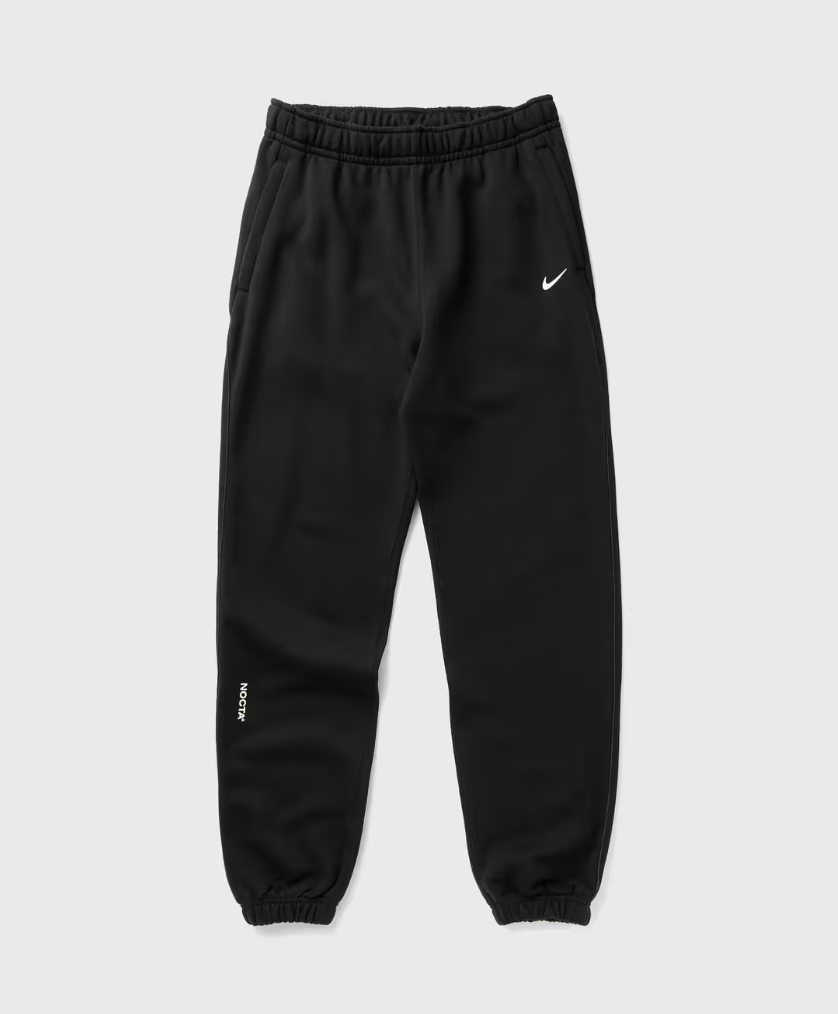 Nike x NOCTA Fleece CS Sweatpant Black, pantalon de jogging noir en fleece avec poches zippées, chevilles côtelées et détails réfléchissants.