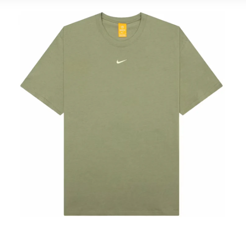 Nike x NOCTA NRG Big Body CS Tee Oil Green/Light Liquid Lime, tee-shirt vert ample en coton avec détails Light Liquid Lime et coupe oversize.
