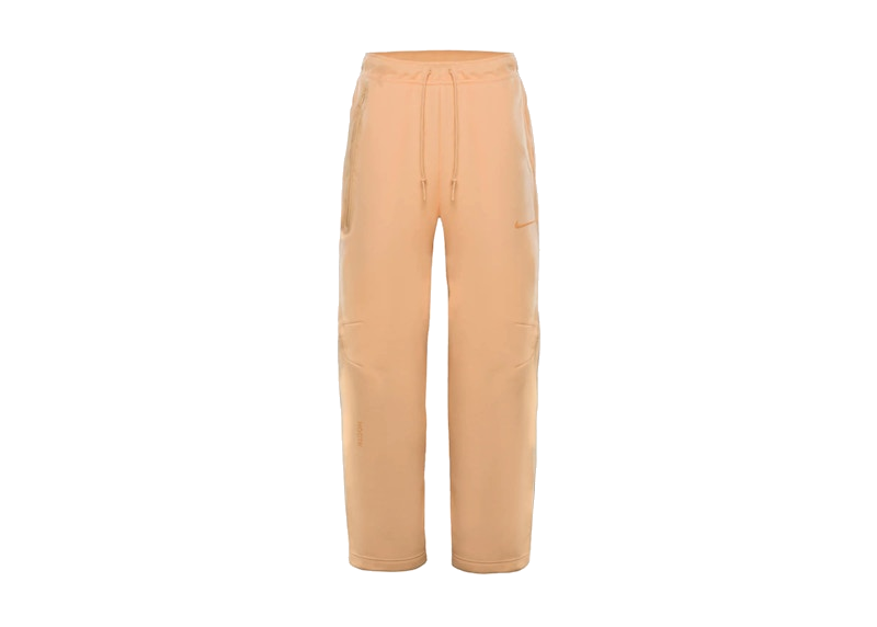 Nike x NOCTA NRG Tech Fleece Open Hem Pants Ice Peach, pantalon pêche clair en Tech Fleece à coupe ample avec ourlets ouverts.