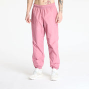 Nike x NOCTA Northstar Nylon Track Pant Desert Berry, pantalon de survêtement en nylon rouge berry avec chevilles élastiquées et poches zippées